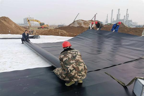 雨天施工，必備技巧：如何正確使用土工膜？